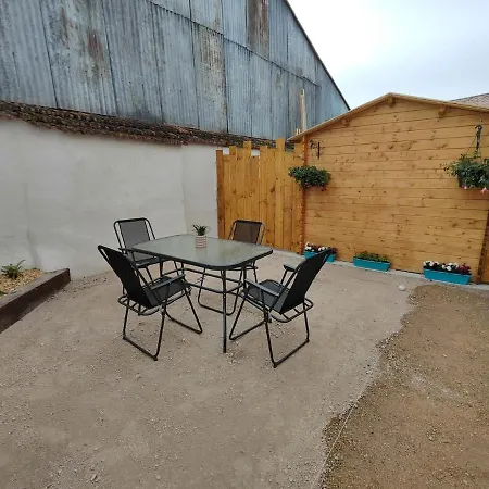 Maisonnette Avec Courette Privative